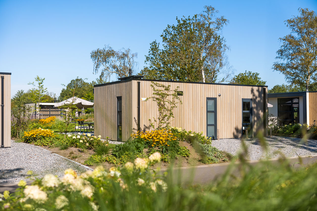 Zijgevel met bloementuin en terras