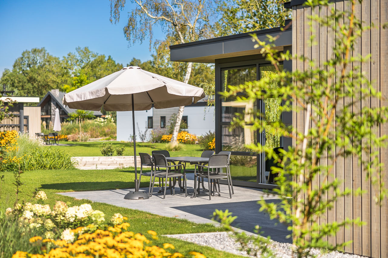 Terrastafel met parasol en buitenstoelen