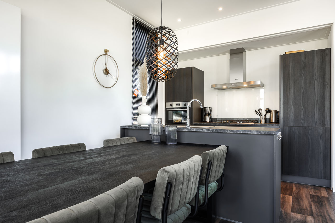 Eethoek en keuken met designlamp