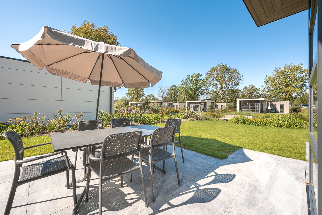 Groot terras met eettafel en parasol