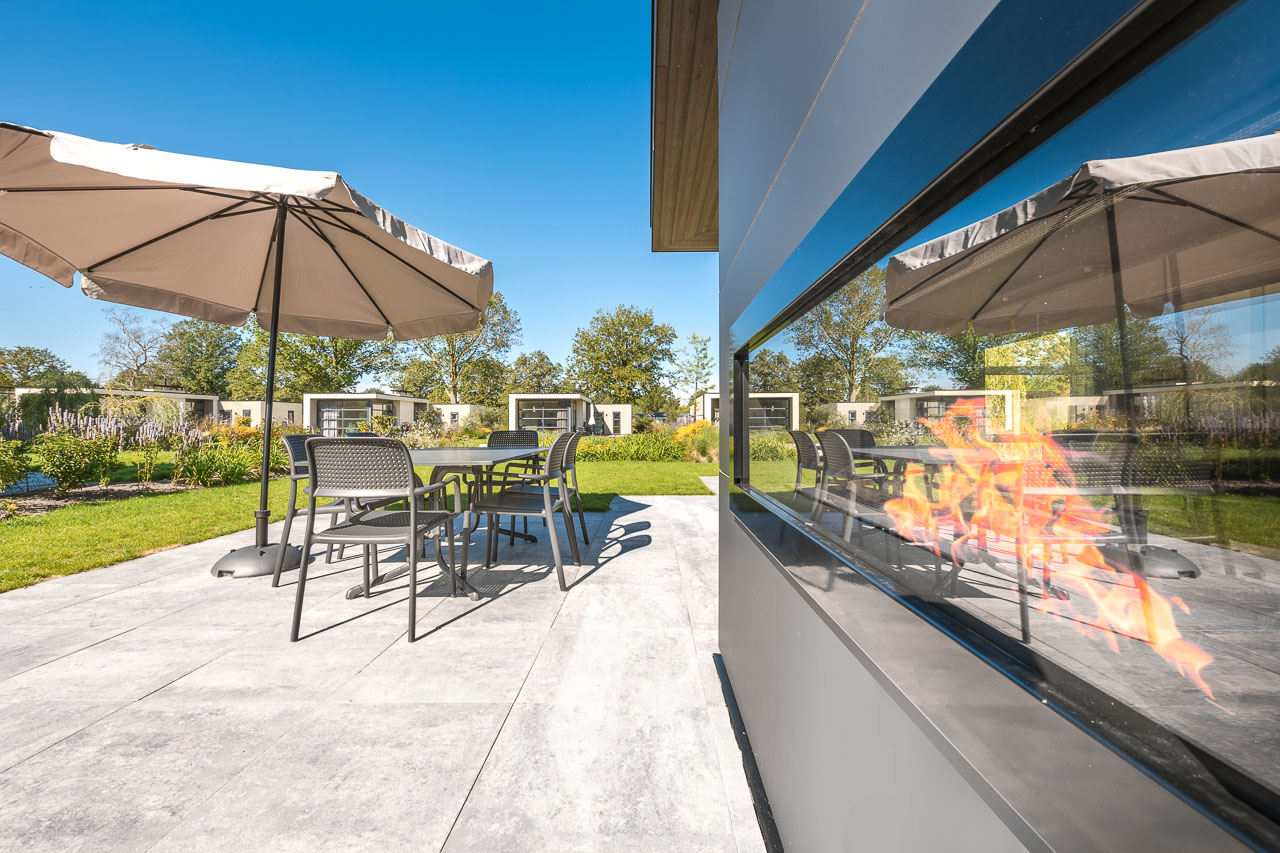 Terras met open haard door panoramaraam