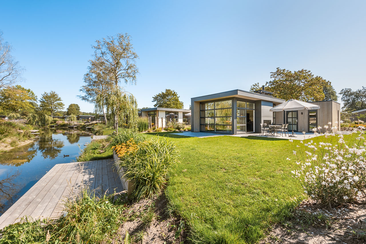 Woning vanuit het park met vijver