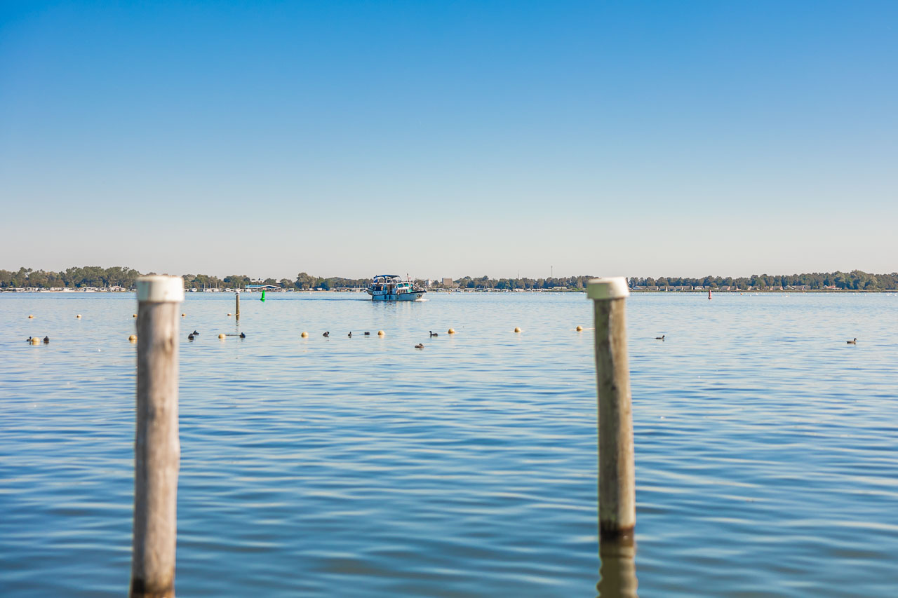 Veluwemeer uitzicht met boot