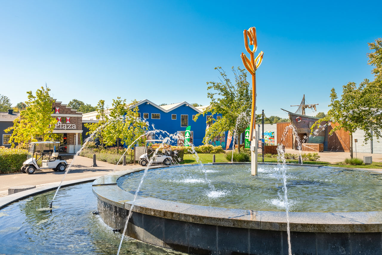 Park Plaza met fontein en golfkarretjes
