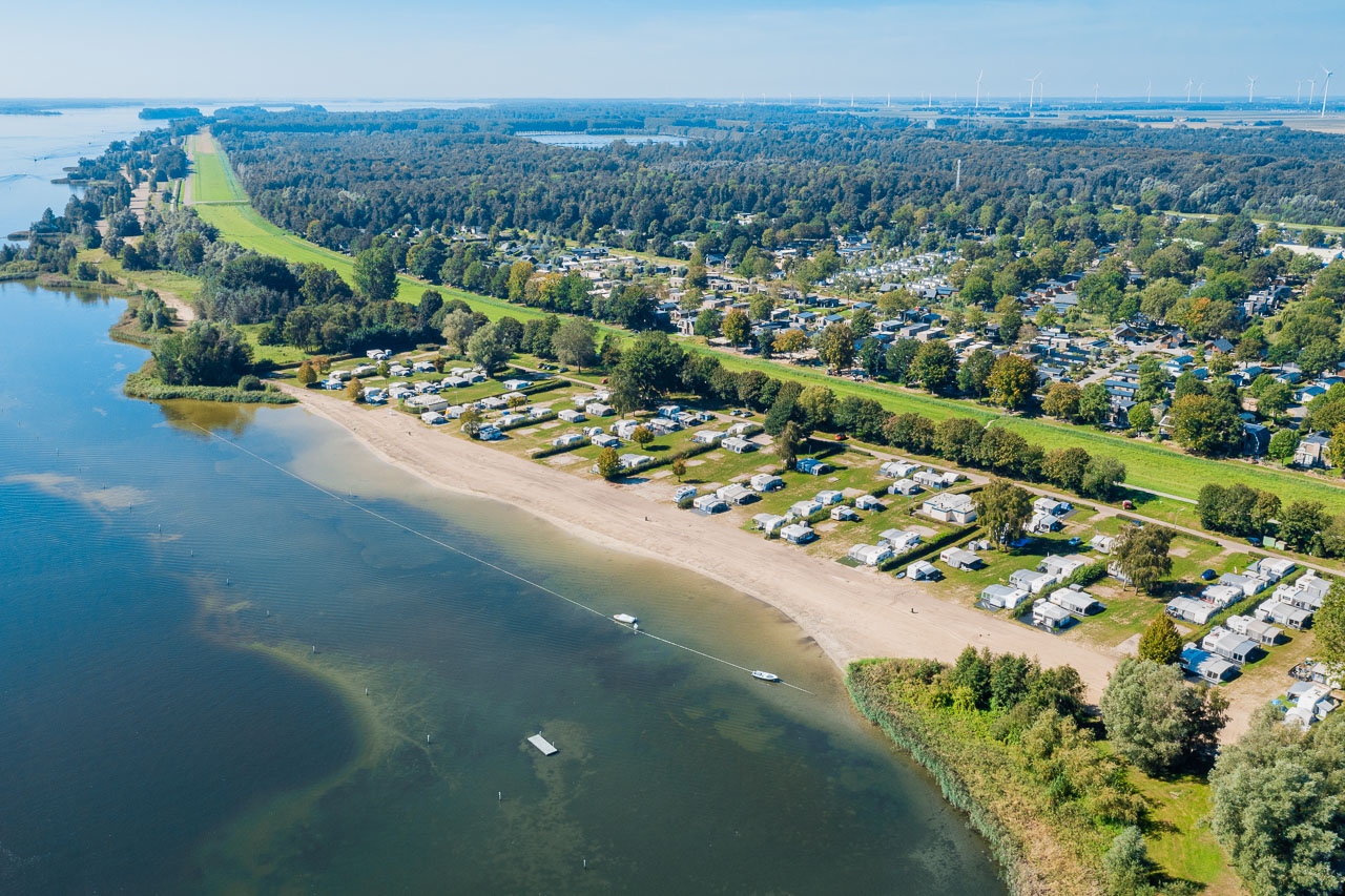Drone — strand en Veluwemeer vanuit de lucht