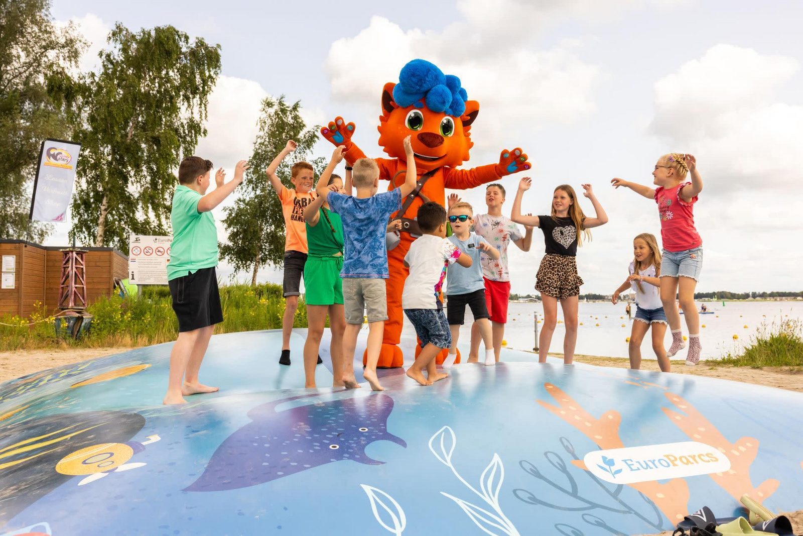 EuroParcs mascotte met kinderen aan het Veluwemeer