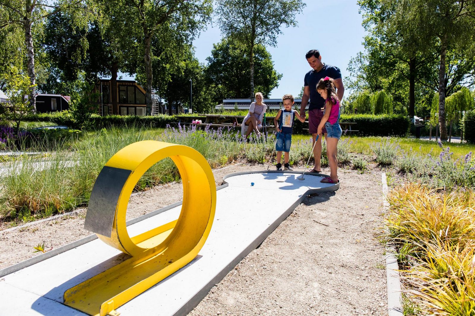 Familie midgetgolf op het park